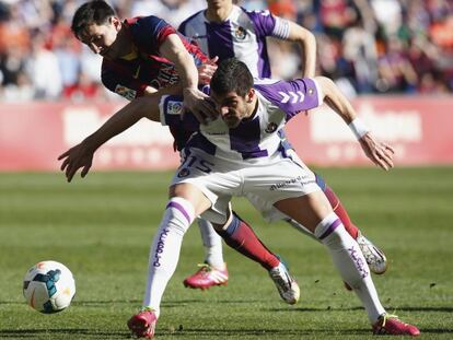 Mitrovic impede o avanço de Messi.