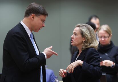 El vicepresidente ejecutivo de la Comisión Europea, Valdis Dombrovskis, charla con la vicepresidenta primera española y ministra de Economía, Nadia Calviño, en el Ecofin.