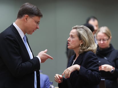 El vicepresidente ejecutivo de la Comisión Europea, Valdis Dombrovskis, charla con la vicepresidenta primera española y ministra de Economía, Nadia Calviño, en el Ecofin.