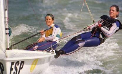 Theresa Zabell ( izquierda) y Begoña Via Dufresne, durante la segunda regata de la clase '470', en los Juegos Olímpicos de Atlanta '96, donde se hicieron de oro. Cuatro años antes, en Barcelona, Zabell consiguió el mismo metal, junto a la regatista Patricia Guerra en '470'.