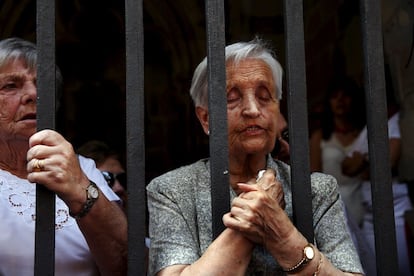 Una mujer reza ante el paso de San Fermín en la procesión del 7 de julio.