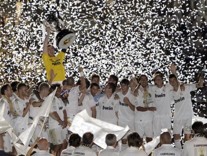 Iker Casillas levanta la copa de campeón de Liga 