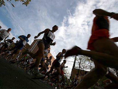Participantes en la carrera de 10 kilómetros celebrada ayer en Madrid.