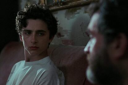 Call Me By Your Name – El monólogo del profesor Perlman

 

“Vosotros habéis tenido una hermosa amistad. Quizá algo más que una amistad. Y os envidio”. Con estas palabras arranca el precioso monólogo del experto en arqueología interpretado por Michael Stuhlbarg a su hijo Elio (Timothée Chalamet) tras el pasional romance homosexual de este en el verano de 1983. Puede que haya otras escenas en el filme para el recuerdo –la del melocotón, por ejemplo– pero ninguna ha hecho brotar más lágrimas que las tiernas palabras con las que el profesor intenta consolar a su retoño. La escena completa, aquí.