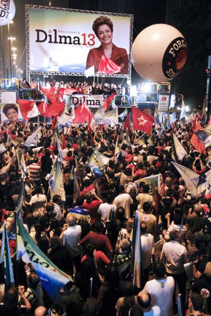 Cientos de seguidores de Rousseff celebran su victoria en São Paulo el domingo por la noche.