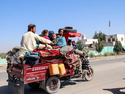 Una familia huye de los combates en una de las zonas de la provincia afgana de Helmand atacadas por los talibanes.