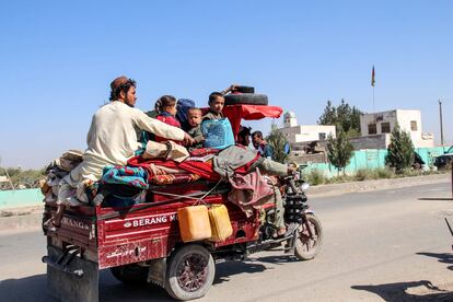 Una familia huye de los combates en una de las zonas de la provincia afgana de Helmand atacadas por los talibanes.