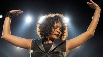 Whitney Houston fue despedida el miércoles por la noche con abucheos y pitos en el pabellón O2 Arena de Berlín al término del primer concierto de su gira por Alemania, donde decepcionó a sus seguidores por sus continuos fallos de voz. La cantante estadounidense fue recibida con una ovación por los asistentes al concierto, aunque el ambiente dio un giro dramático conforme avanzaba el recital, según los medios locales que califican de "acabada" a la cantante, de 46 años. La diva del pop y <i>soul </i>cantó varias baladas con la voz entrecortada e incluso rasposa y se vio obligada por ello a hacer largas pausas entre canción y canción, causando la irritación de sus seguidores, añaden los mismos medios. Whitney Houston tiene previsto ofrecer 10 recitales en Alemania dentro de su gira de regreso tras más de 11 años de ausencia motivada, básicamente, por sus problemas sentimentales y su dependencia del alcohol y las drogas.