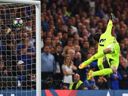 Courtois n&atilde;o consegue evitar gol do Liverpool.