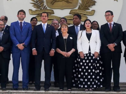 Michelle Bachelet, ao lado de Juan Guaidó.