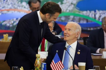 Emmanuel Macron acude al sitio de Joe Biden para saludarle y conversar. 