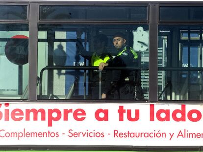 Dos agentes de la Policía Local de La Línea se desplazan en autobús para hacer su trabajo.