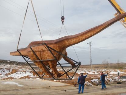 A model of a diplodocus at the Dinópolis park.