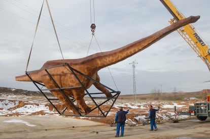 A model of a diplodocus at the Dinópolis park.