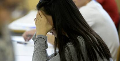 Imagen de archivo de una joven en un examen.