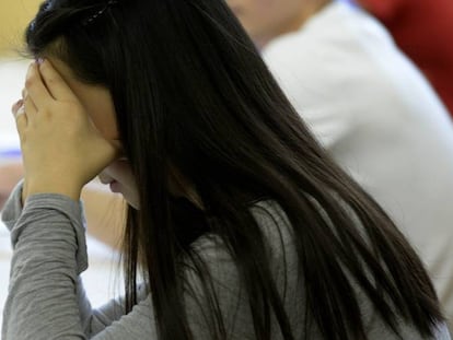 Imagen de archivo de una joven en un examen.