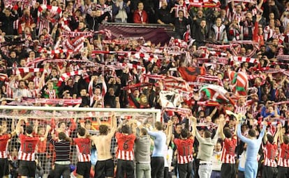 Los jugadores del Athletic celebran con la afición el pase a la final.