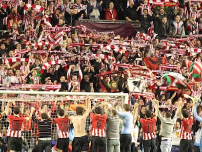 Los jugadores del Athletic celebran con la afici&oacute;n el pase a la final.