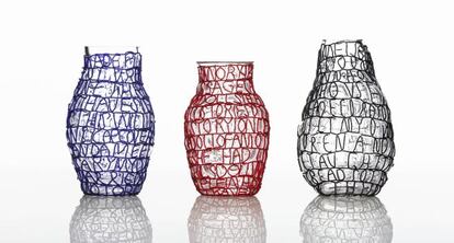 Jarrones de la serie 'The Story Vases', del colectivo de diseñadoras Front, que se puede ver en la exposición 'Fuera de Serie'.