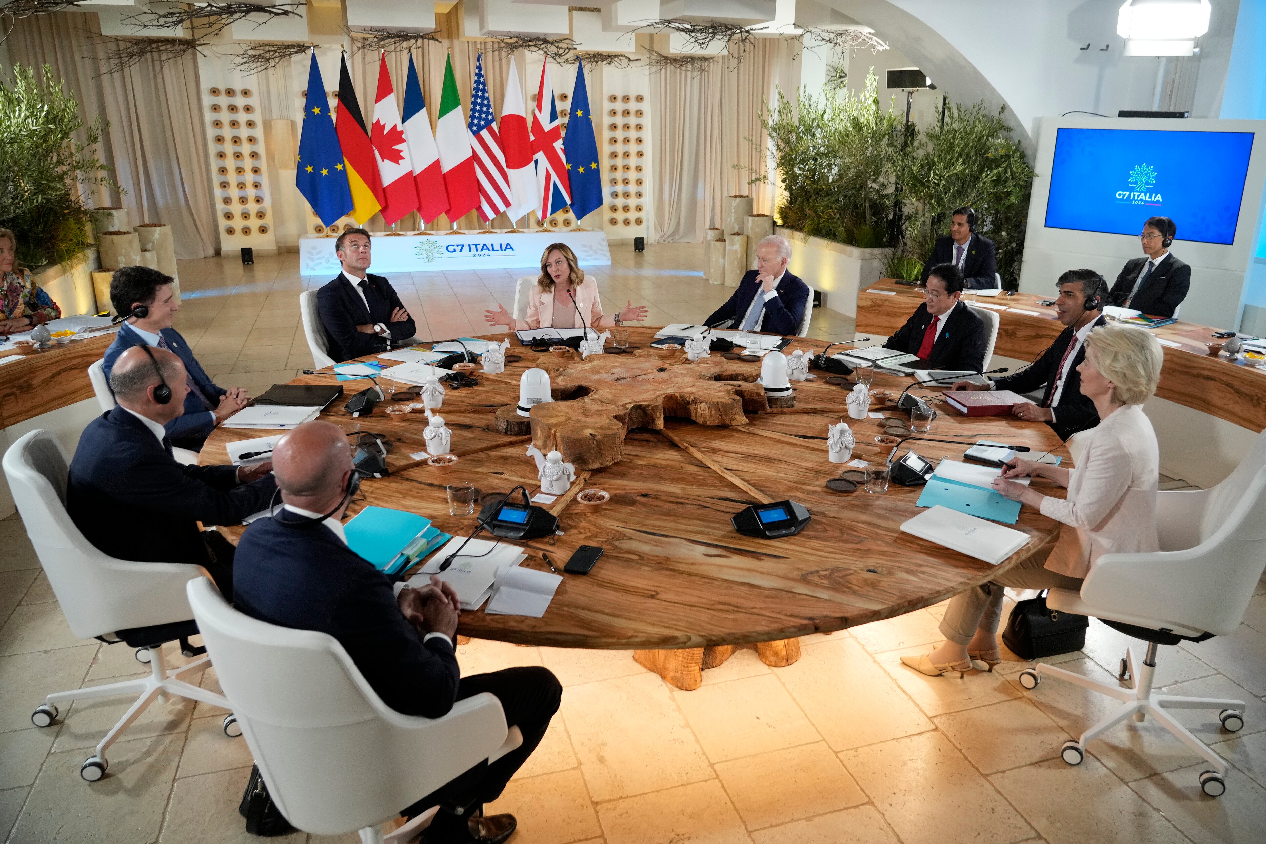 Desde la izquierda, Charles Michel, Olaf Scholz, Justin Trudeau, Emmanuel Macron, Giorgia Meloni, Joe Biden,  Fumio Kishida, Rishi Sunak y Ursula von der Leyen, participan en una sesión de trabajo durante la cumbre del G-7 en Borgo Egnazia.