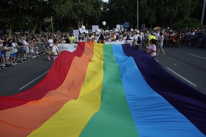 Una bandera gigante del Orgullo durante la marcha por el centro de Madrid. 