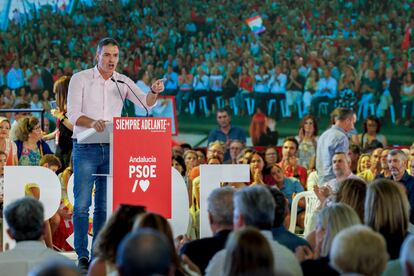 LA RINCONADA (SEVILLA), 30/09/2023.- El presidente del Gobierno en funciones, Pedro Sánchez, participa en un acto del PSOE en la Rinconada (Sevilla), su primera comparecencia pública tras la investidura fallida del líder del PP, Alberto Núñez Feijóo. EFE/Julio Muñoz
