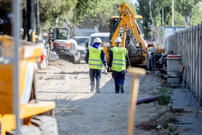 Obreros durante el inicio de la segunda fase de las obras de Parque Castellana este lunes, en Madrid.