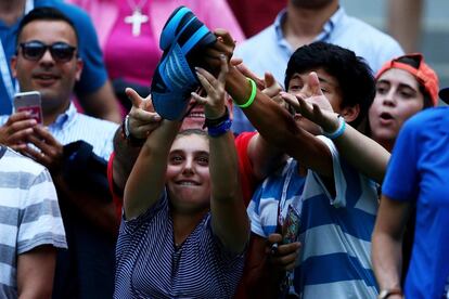 Los aficionados intentan coger una pelota en el partido que enfrentó a Andy Murray contra Adrian Mannarino.