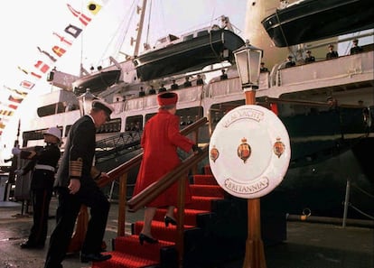 La reina Isabel II de Inglaterra y el duque de Edimburgo suben a bordo de yate real 'Britannia', en el puerto de Portsmouth, tras concluir el que será último viaje del viejo barco británico, el 11 de diciembre de 1997.