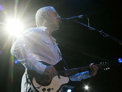 El ex componente de Dire Straits Mark Knopfler, durante su actuación (junto a Emmylou Harris) este martes en Barcelona.