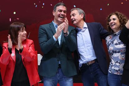 El secretario general del PSOE y presidente del Gobierno, Pedro Sánchez, junto al ex presidente José Luis Rodríguez Zapatero; la presidenta del PSOE, Cristina Narbona (izquierda), y la ministra de Hacienda y Función Pública, María Jesús Montero, este domingo en Madrid.