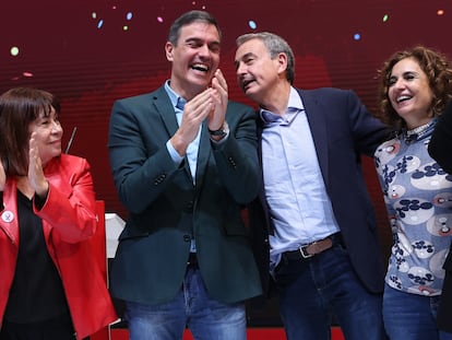 El secretario general del PSOE y presidente del Gobierno, Pedro Sánchez, junto al ex presidente José Luis Rodríguez Zapatero; la presidenta del PSOE, Cristina Narbona (izquierda), y la ministra de Hacienda y Función Pública, María Jesús Montero, este domingo en Madrid.