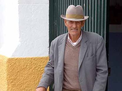 Un anciano con un botellón de agua