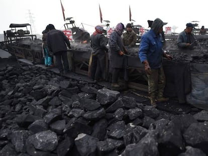 Trabalhadores de uma mina de carvão em Datong, província de Shanxi, no final de 2015.