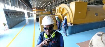 Un empleado de una central eléctrica, inaugurada en 1985 y renovada este año, en Egbin, cerca de Lagos (Nigeria).