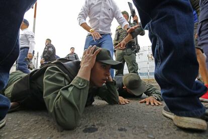 Un quinto miembro de la Guardia Nacional Bolivariana se sumó por la tarde de este sábado a los cuatro desertores que ya habían por la mañana a Guaidó como presidente.