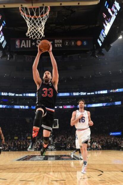 Marc Gasol anota mientras Pau lo mira.