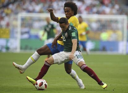 Andrés Guardado, do México, tenta resistir a pressão de Willian.