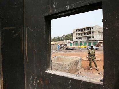 Un soldado visto desde la ventana de una comisaría de Conakry quemada el fin de semana pasado.
