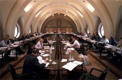 Reunión de la Conferencia de Rectores en la Universidad Complutense, con la presidencia al fondo.