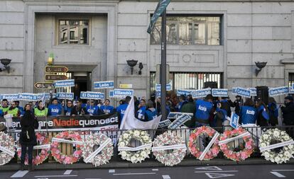 Funcionarios de prisiones protestan frente a la sede de Instituciones Penitenciarias en Madrid.