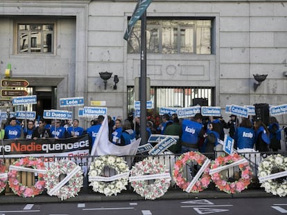 Funcionarios de prisiones protestan frente a la sede de Instituciones Penitenciarias en Madrid.