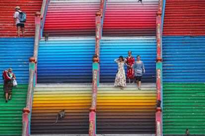 Varios turistas suben y bajan las escaleras del templo hindú de las cuevas de Batu, en Kuala Lumpur (Malasia).