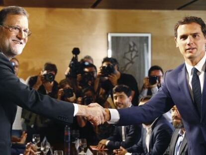 Mariano Rajoy y Albert Rivera, el pasado agosto tras un encuentro de la ronda de negociaci&oacute;n para formar Gobierno.