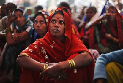 Miembros de la que era conocida como casta de los intocables en India hacen una concentración cerca del Parlamento, en Nueva Delhi, a favor de los Derechos Humanos.