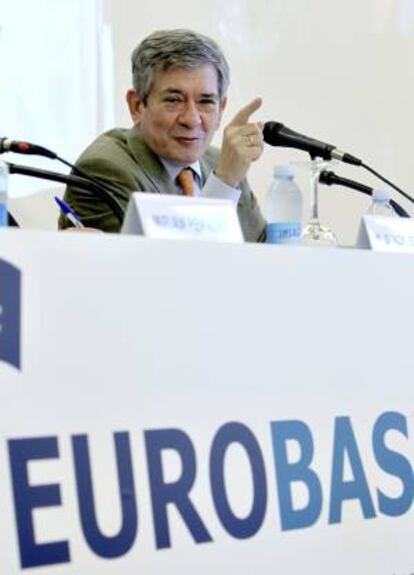 El expresidente del Parlamento Europeo Enrique Barón ha participado hoy en el ciclo titulado "La metamorfosis de Europa: ¿Triunfo de los mercados?", en el marco de los Cursos de Verano que la Universidad del País Vasco celebra en la capital guipuzcoana.