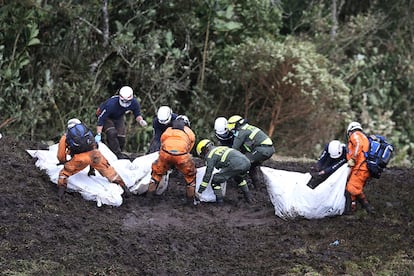 Personal de rescate traslada algunos de los cadáveres del avión siniestrado en La Unión, cerca de Medellín (Colombia).