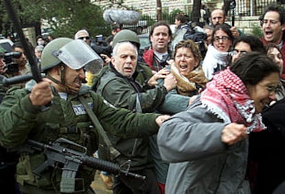 Un soldado israelí golpea a una manifestante árabe-israelí durante una protesta pacifista en el punto de control de Kalandia.