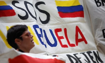 Un venezolano participa en una protesta contra Nicolás Maduro, frente al Palacio Itamaraty, en Brasilia (Brasil).