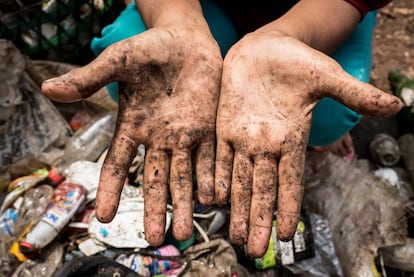 Las manos sucias de Mak Muji, de 55 años, tras clasificar la basura delante de su casa en Bekasi, Indonesia, el 28 de septiembre de 2017. Pincha en la imagen para ver la fotogalería.